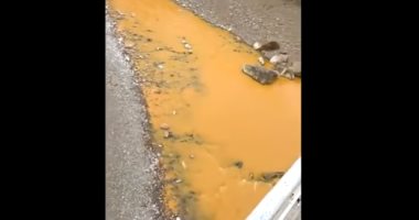 شاهد..نهر فى روسيا يتحول إلى اللون البرتقالى بسبب السموم