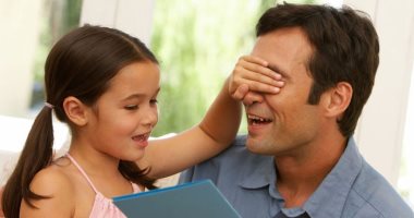 يتكلم مع الولاد ويجيب هدايا ..5 صفات لازم تبقى موجودة فى الأب المثالى 
