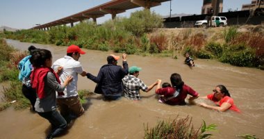 صور.. مهاجرون من هندوراس وجواتيمالا يعبرون النهر لدخول أمريكا بطريقة غير شرعية