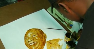 فيديو..  رسام من جنوب أفريقيا يرسم مشاهير العالم بالقهوة