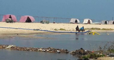 صور.. اضبط مخالفة.. مياه المجارى تصب فى شاطئ بور فؤاد