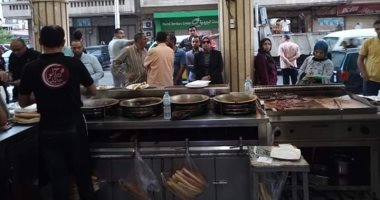 صور .. ضبط كبدة وحلويات غير صالحة بحملة بيئية على المطاعم بالإسكندرية 