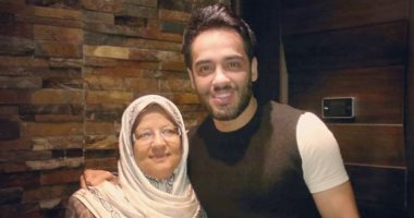 رامى جمال مع والدته: "الله يحفظك ويبارك فى صحتك يا ست الكل"