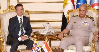 وزير الدفاع يناقش المستجدات الإقليمية مع وزير الدولة للقوات المسلحة البريطانية
