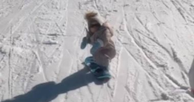 عندها 15 شهر بس .. طفلة تتزحلق على الجليد بمهارة رائعة.. فيديو وصور
