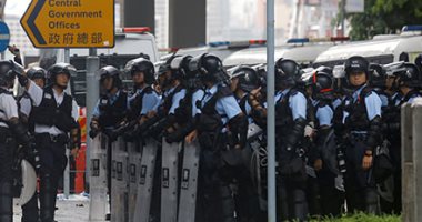 صور.. قوات مكافحة الشغب فى هونج كونج تتجمع خارج المجلس التشريعى بعد يوم من العنف