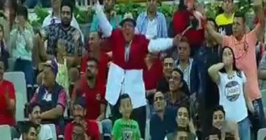 فيديو.. مشجع يخطف الأضواء أمام تنزانيا بـ"بدلة" علم مصر