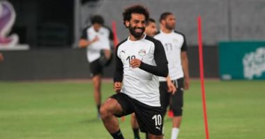 فيديو ..صلاح يغادر دكة بدلاء المنتخب المصرى قبل نهاية المباراة أمام تنزانيا