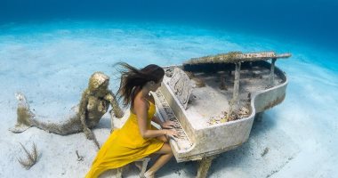 فتاة تعزف على بيانو تحت الماء.. اعرف تفاصيل جلسة تصوير فى جزر الباهاما.. صور