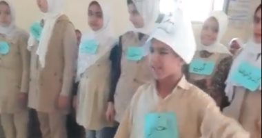 "مسرحية النحو".. مدرس يبتكر طريقة جديدة لتعليم قواعد اللغة العربية (فيديو)