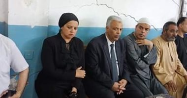  سكرتير القليوبية ورئيس مدينة القناطر يؤديان العزاء فى ضحايا قرية المنيرة