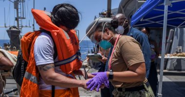 عسكريون أمريكيون يوفرون الرعاية الطبية لطاقم ناقلة النفط فى خليج عمان