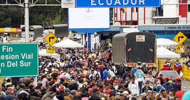 آلاف الفنزويليين يفرون إلى الإكوادور عبر المعبر الحدودى مع كولومبيا