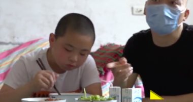 لإنقاذ والده من الموت.. طفل صينى يلتهم الطعام بشراهة ليتبرع بالنخاع لأبوه