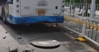 فيديو.. انفجار غطاء مجارى يدمر "أتوبيس" ويصيب 3 ركاب فى الصين