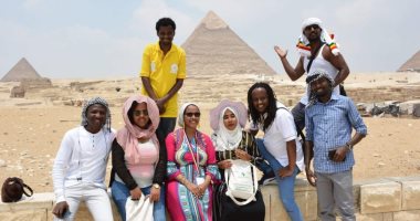 صور.. جولة سياحية بمنطقة الأهرامات لطلبة منحة "ناصر للقيادة الافريقية"