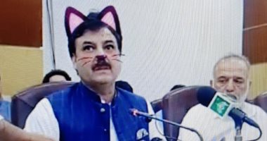 بفلاتر قطة.. وزير باكستانى يتعرض لموقف محرج خلال مؤتمر صحفى على الهواء
