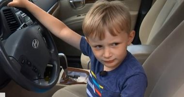 شاهد.. طفل عمره 4 سنوات يقود سيارة جده للحصول على الحلوى