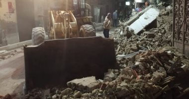 صور.. انهيار منزل مهجور بشارع باخوم بمنطقة شرق السكة بالأقصر