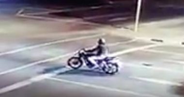 طار فى الجو.. شاب ينجو بأعجوبة بعد اصطدام دراجته بسيارة.. فيديو