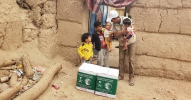 السعودية توزع 300 سلة غذائية بـ "الجوف" اليمنية