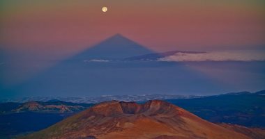 صورة لبركان بإسبانيا تثير الذهول والفضول بسبب الظل الثلاثي الموجود بها  