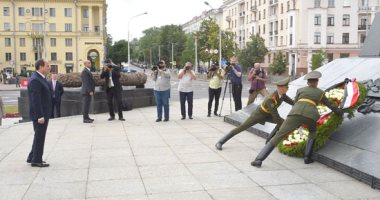 الرئيس السيسى يبدأ زيارة بيلاروسيا بوضع إكليل الزهور على النصب التذكارى