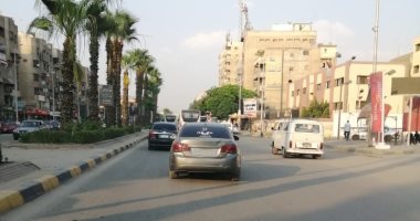 سيارة بدون لوحات معدنية تصول وتجول فى شارع الهرم بالجيزة