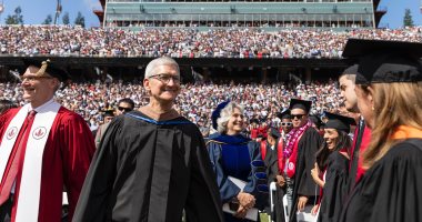 صور.. تيم كوك يحتفل مع طلاب ستانفورد بالتخرج
