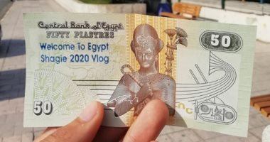 شاب يدعم سياحة مصر بطريقة مختلفة.. والسر فى عملة "الخمسين قرش"