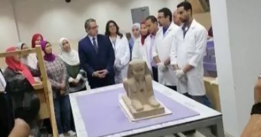 شاهد.. فض تغليف تمثال أبو الهول بمعامل متحف الحضارة 