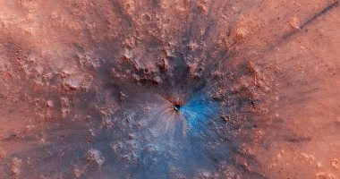 ناسا تلتقط صورة مذهلة لحفرة عرضها 50 قدما على سطح كوكب المريخ