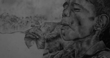 قارئ يشارك بصورة بورتريه بأقلام charcoal تبرز موهبته الفنية
