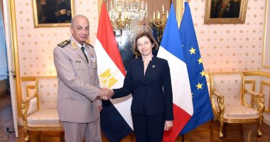 وزير الدفاع يعود من فرنسا بعد زيارة رسمية حضر خلالها المعرض الدولى للطيران