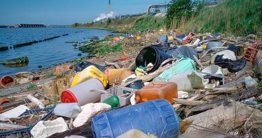 اكتشاف نهر ببريطانيا ملوث بجزيئات بلاستيك أضعاف المتواجدة بالمحيط الهادى