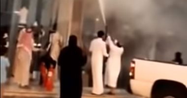 فيديو.. سعودى ينجح فى إطفاء حريق مجمع تجارى بأبها