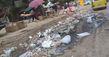 القمامة ومياه الصرف الصحى تحاصر سوق الخضار بشارع ترعة عبد العال بفيصل