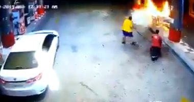 البطل ذو الرداء الأصفر.. شاب سعودى ينقذ محطة بنزين من الانفجار.. فيديو