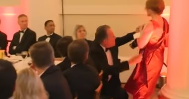 إيقاف وزير بريطانى بعد دفعه سيدة خلال احتجاج على التغير المناخى.. فيديو