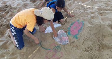 "رسم بالصدف على رمال الشاطئ" ورشة فنية بثقافة بورسعيد.. صور