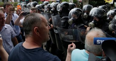 مظاهرات فى ألبانيا لتعطيل الانتخابات والشرطة تطلق الغاز المسيل للدموع.. صور