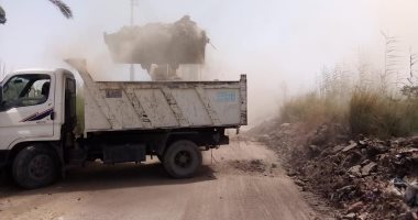 رفع 30 طن مخلفات من طريق ترعة "ساحل العديسات" فى الاقصر (صور)