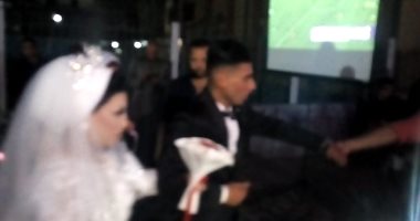عريس وعروسة ببنها يشاهدان مباراة مصر وزيمبابوى فى كأس الأمم الأفريقية