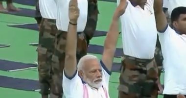 شاهد رئيس الوزراء الهندى يظهر قدراته على ممارسة اليوجا فى يومها العالمى