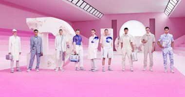 "البينك" يسيطر على عرض أزياء Dior لملابس الرجال فى ربيع 2020 بباريس