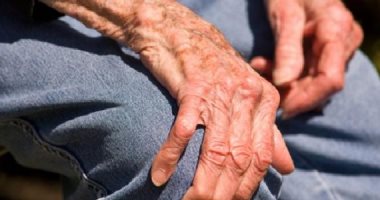 لكبار السن.. ما هو أفضل علاج لرعشة اليدين؟