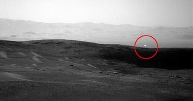 ضوء أبيض غامض على سطح كوكب المريخ يثير فضول علماء الفلك.. صور