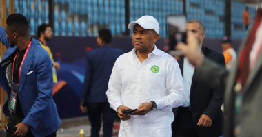 أحمد أحمد يحضر مباراة غانا وغينيا بيساو