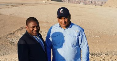 رئيس جمهورية موزمبيق يزور منطقة آثار الهرم ويلتقط الصور التذكارية