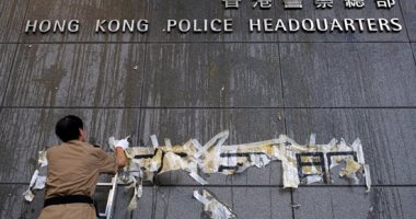 آلاف المحتجين فى هونج كونج يفضون حصارهم لمقر الشرطة